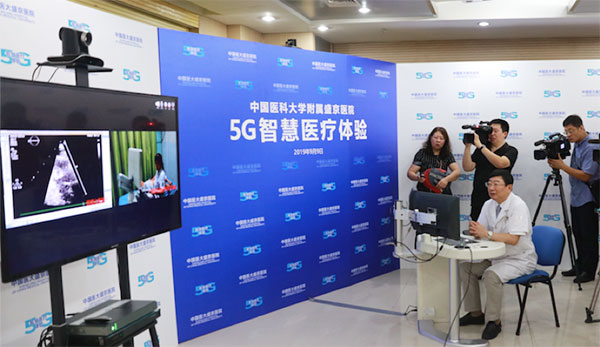 盛京医院任卫东主任在进行5G远程超声会诊