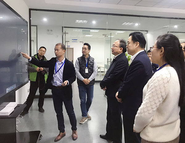 无锡市委书记李小敏、江阴市委书记陈金虎领导一行触宇光电参观