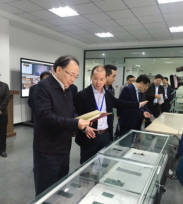 无锡市委书记李小敏、江阴市委书记陈金虎领导一行触宇光电参观