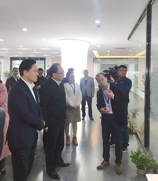 无锡市委书记李小敏领导一行参观触宇光电